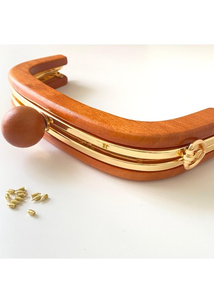 Çanta Bursu Ahşap Oval Boncuklu Sütlü Kahve ve Metal Şeritli 20 cm