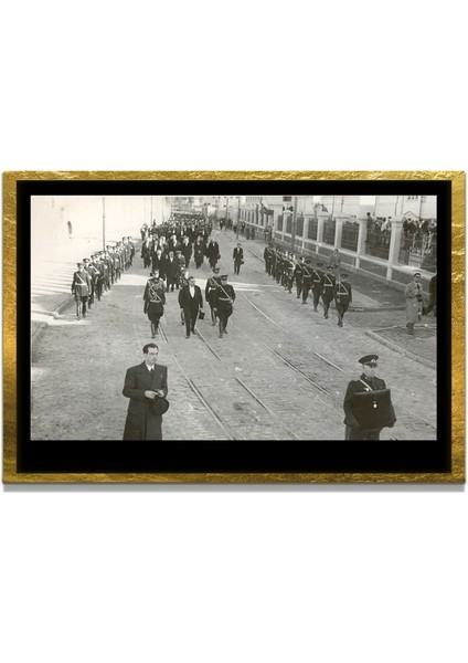 Yapay Zeka ile Yenilenmiş Atatürk Fotoğrafları Siyah Beyaz Cam Tablo, 3D Dekoratif Baskı 411