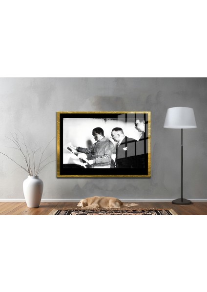 Yapay Zeka ile Yenilenmiş Atatürk Fotoğrafları Siyah Beyaz Cam Tablo, 3D Dekoratif Baskı 579 fiyatları