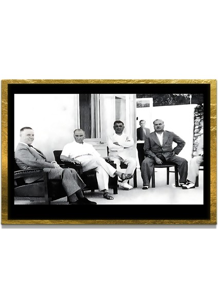 Yapay Zeka ile Yenilenmiş Atatürk Fotoğrafları Siyah Beyaz Cam Tablo, 3D Dekoratif Baskı 551