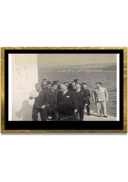 Yapay Zeka ile Yenilenmiş Atatürk Fotoğrafları Siyah Beyaz Cam Tablo, 3D Dekoratif Baskı 757