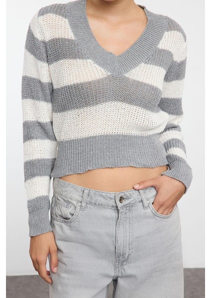 Kadın Moda Şık V Yaka Standart Kol Regular Crop Çizgili Triko Kazak