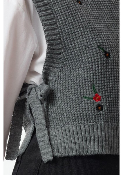 Kadın Standart Kol Bisiklet Yaka Işlemeli Triko Süveter