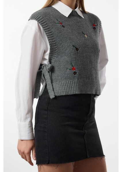 Kadın Standart Kol Bisiklet Yaka Işlemeli Triko Süveter fiyatları