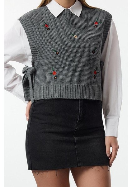 Kadın Standart Kol Bisiklet Yaka Işlemeli Triko Süveter modelleri