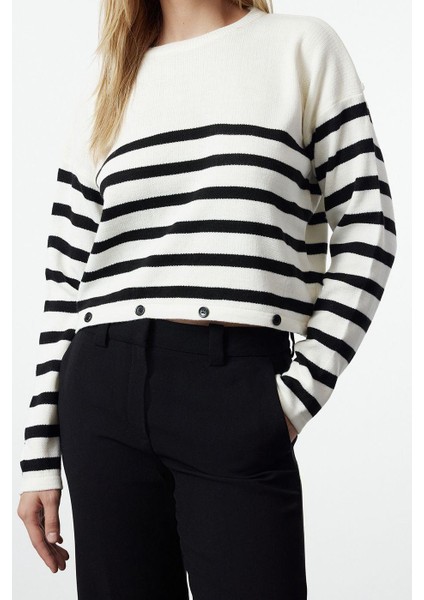 Stil Modern Kadın Regular Standart Kol Bisiklet Yaka Çizgili Fonksyonel Düğme Detaylı Triko Kazak