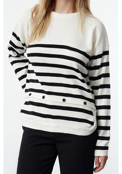 Stil Modern Kadın Regular Standart Kol Bisiklet Yaka Çizgili Fonksyonel Düğme Detaylı Triko Kazak fiyatları