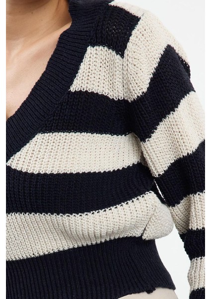 Kadın Moda Şık V Yaka Standart Kol Regular Crop Çizgili Triko Kazak