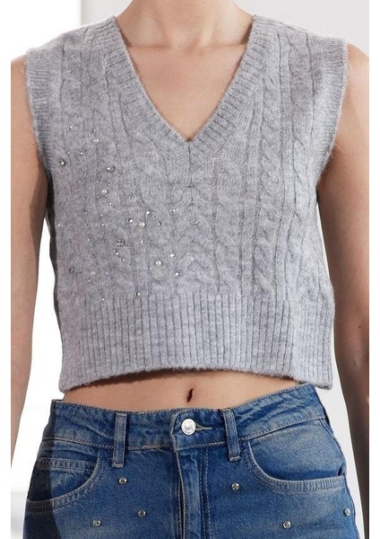 Kadın Moda Şık V Yaka Standart Kol Regular Crop Yumuşak Dokulu Inci Detaylı Saç Örgülü Triko Süveter