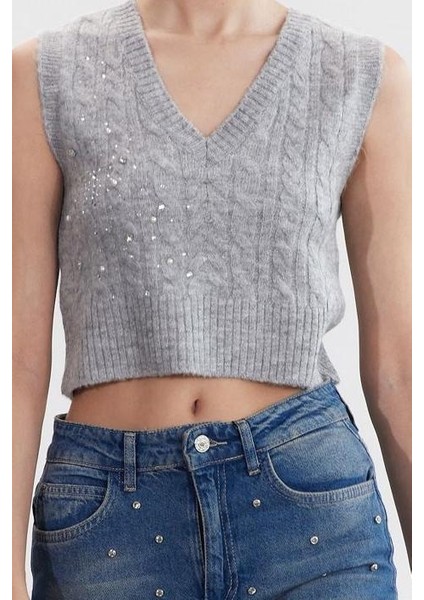Kadın Moda Şık V Yaka Standart Kol Regular Crop Yumuşak Dokulu Inci Detaylı Saç Örgülü Triko Süveter