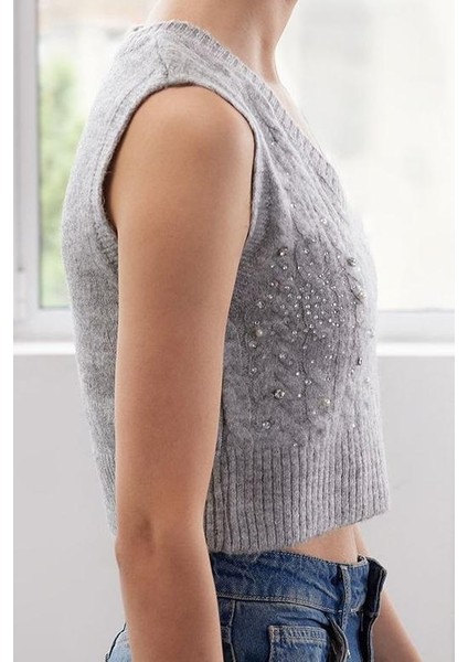 Kadın Moda Şık V Yaka Standart Kol Regular Crop Yumuşak Dokulu Inci Detaylı Saç Örgülü Triko Süveter