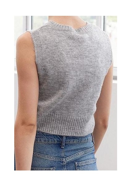 Kadın Moda Şık V Yaka Standart Kol Regular Crop Yumuşak Dokulu Inci Detaylı Saç Örgülü Triko Süveter