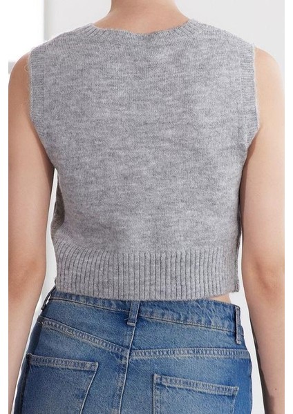 Kadın Moda Şık V Yaka Standart Kol Regular Crop Yumuşak Dokulu Inci Detaylı Saç Örgülü Triko Süveter
