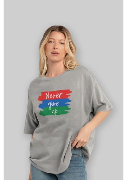 Never Give Up Yazılı Ön Baskılı Gri Oversize T-Shirt Unisex Erkek Kadın Bisiklet Yaka fırsatları