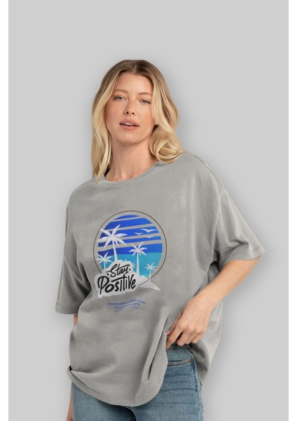 Stay Positive Yazılı Ön Baskılı Gri Oversize T-Shirt Unisex Erkek Kadın Bisiklet Yaka fırsatları