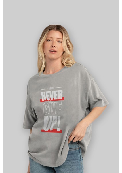 Never Give Up 2 Yazılı Ön Baskılı Gri Oversize T-Shirt Unisex Erkek Kadın Bisiklet Yaka