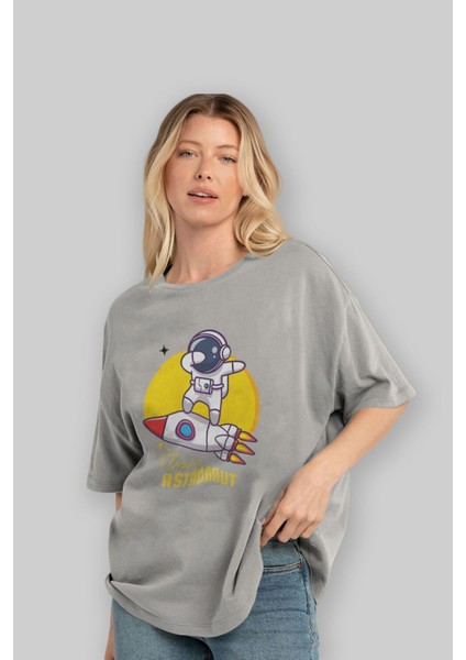Flying Astronaut Yazılı Ön Baskılı Gri Oversize T-Shirt Unisex Erkek Kadın Bisiklet Yaka fırsatları