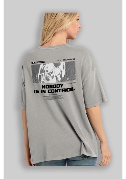 Nobody Is In Control Arka Baskılı Gri Oversize T-Shirt Unisex Erkek Kadın Bisiklet Yaka modelleri