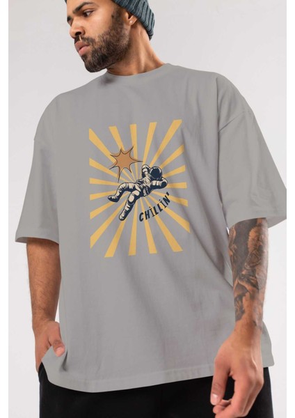 Astronot Chillin Ön Baskılı Gri Oversize T-Shirt Unisex Erkek Kadın Bisiklet Yaka