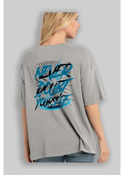 Never Doubt Yourself Arka Baskılı Gri Oversize T-Shirt Unisex Erkek Kadın Bisiklet Yaka modelleri