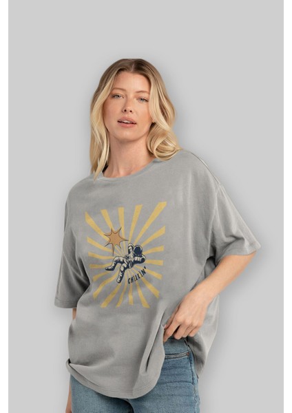 Astronot Chillin Ön Baskılı Gri Oversize T-Shirt Unisex Erkek Kadın Bisiklet Yaka