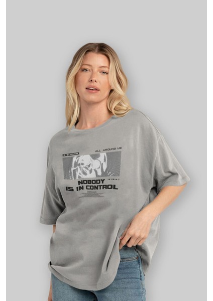 Nobody Is In Control Ön Baskılı Gri Oversize T-Shirt Unisex Erkek Kadın Bisiklet Yaka fırsatları