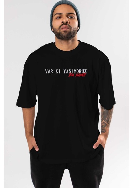 Var Ki Yaşıyoruz Bu Hayatı Ön Baskılı Siyah Oversize T-Shirt Erkek Kadın Bisiklet Yaka