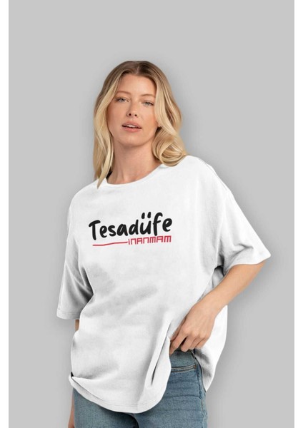 Tesadüfe Inanmam Ön Baskılı Beyaz Oversize T-Shirt Erkek Kadın Bisiklet Yaka fırsatları