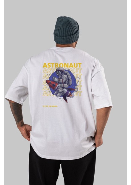 Astronaut Fly To The Arka Baskılı Beyaz Oversize T-Shirt Erkek Kadın Bisiklet Yaka