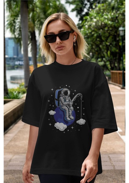 Astronaut Fishing Ön Baskılı Siyah Oversize T-Shirt Erkek Kadın Bisiklet Yaka modelleri
