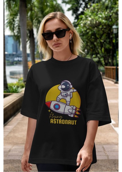 Flying Astronaut Yazılı Ön Baskılı Siyah Oversize T-Shirt Erkek Kadın Bisiklet Yaka fiyatları