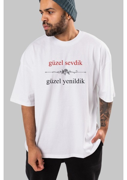 Güzel Sevdik ,güzel Yenildik Ön Baskılı Beyaz Oversize T-Shirt Erkek Kadın Bisiklet Yaka
