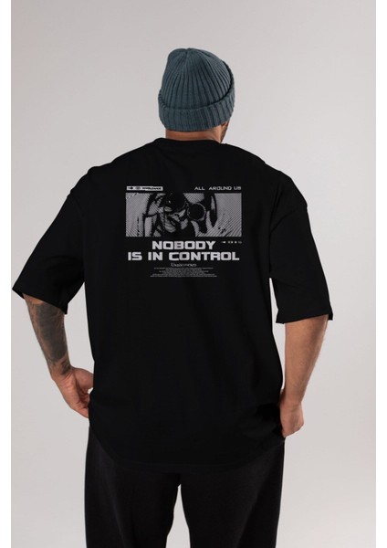 Nobody Is In Control Arka Baskılı Siyah Oversize T-Shirt Erkek Kadın Bisiklet Yaka modelleri