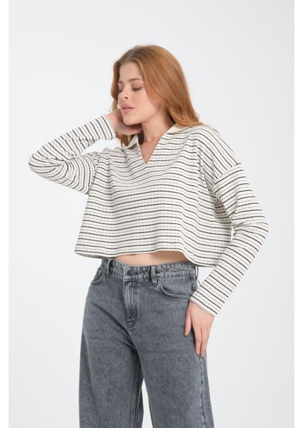 Kadın V Yaka Çizgili Crop Sweatshirt - Rahat ve Şık Tasarım