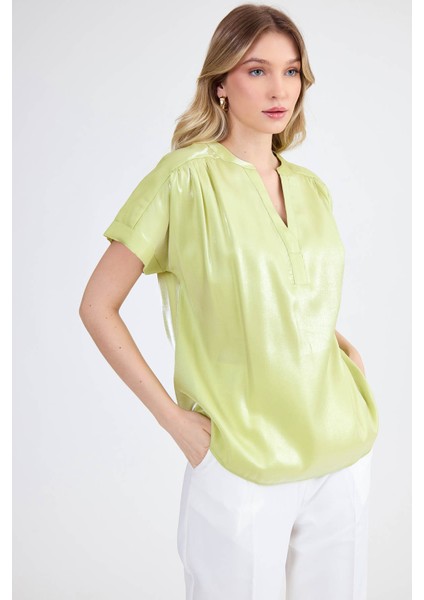 Hakim Yaka Parlak Kumaş Kısa Kol Bluz fiyatları