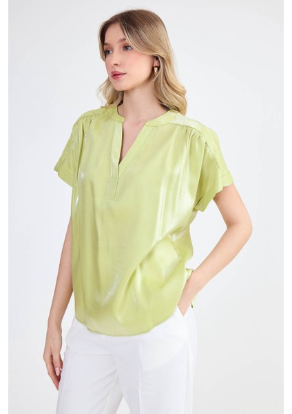Hakim Yaka Parlak Kumaş Kısa Kol Bluz modelleri