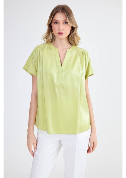 Hakim Yaka Parlak Kumaş Kısa Kol Bluz fırsatları