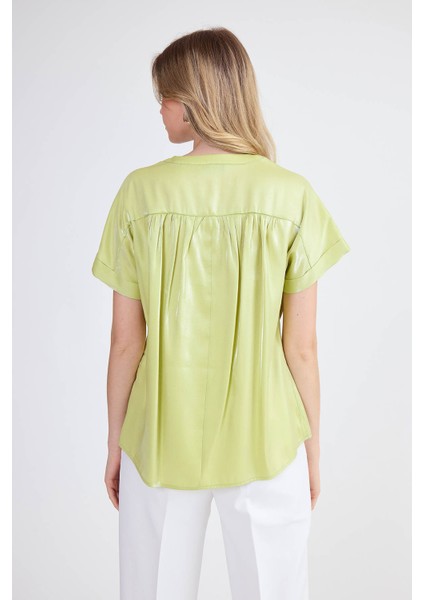 Hakim Yaka Parlak Kumaş Kısa Kol Bluz indirimleri