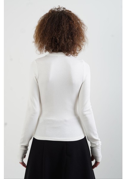Ekru O Yaka Parmak Detaylı Bluz indirimleri