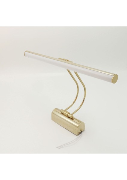 Altın renkli kuğu figürlü duvar aplikası, şık tasarım ve gün ışığı etkisi sağlar.