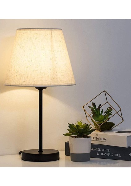 Şık metal masa lambası, krem renkli tekli abajur, modern ve zarif tasarım