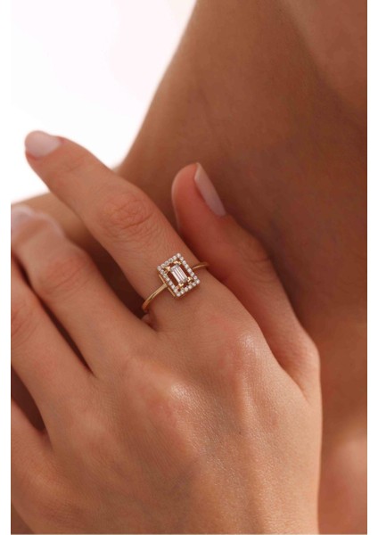 Beyaz Baget Taşlı Recta Yüzük modelleri