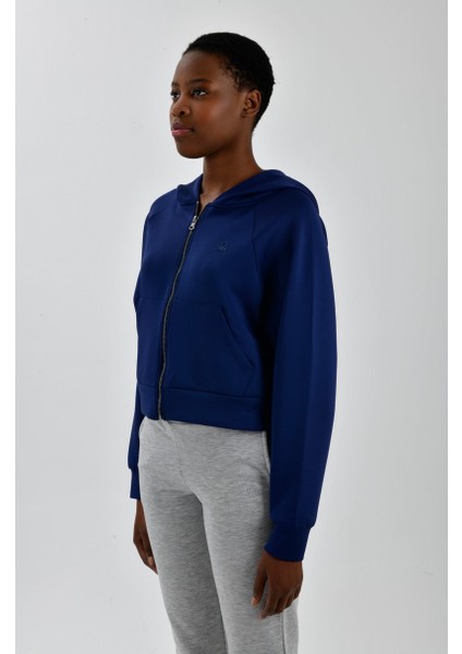 Kadın Sol Göğsü Logo Detaylı Cepli Kapüşonlu Sweatshirt fiyatları