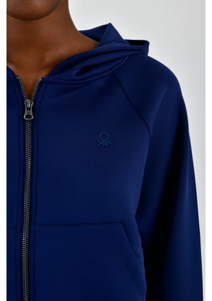 Kadın Sol Göğsü Logo Detaylı Cepli Kapüşonlu Sweatshirt fırsatları