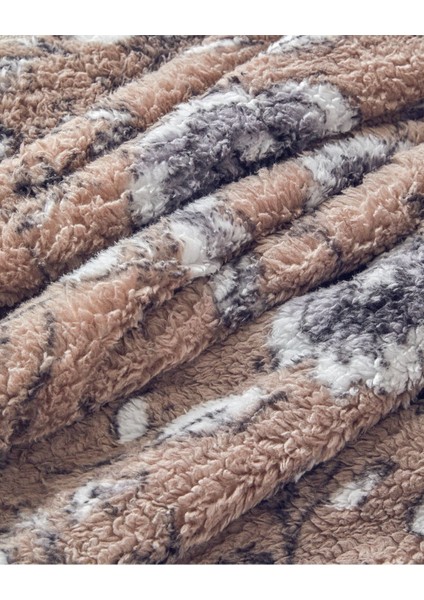 Yumuşak ve şık vizon peluş battaniye, sıcaklık ve rahatlık sunar.