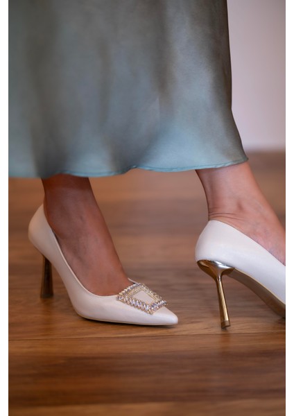 Gold Ökçe ve Taş Toka Detaylı Topuklu Ayakkabı Bej Simli