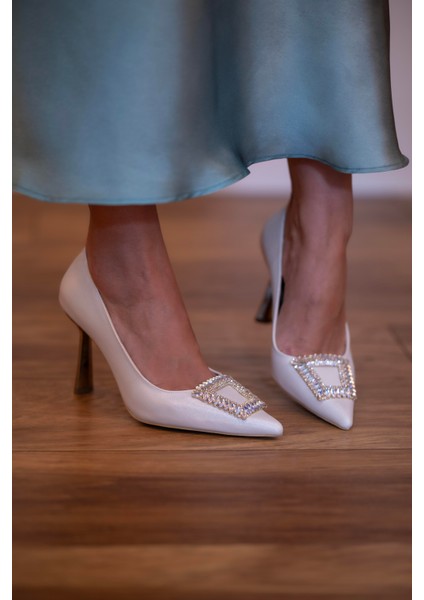 Gold Ökçe ve Taş Toka Detaylı Topuklu Ayakkabı Bej Simli fiyatları