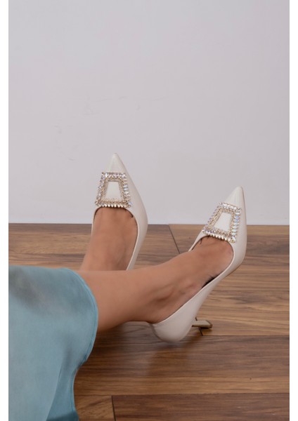 Gold Ökçe ve Taş Toka Detaylı Topuklu Ayakkabı Bej Simli modelleri