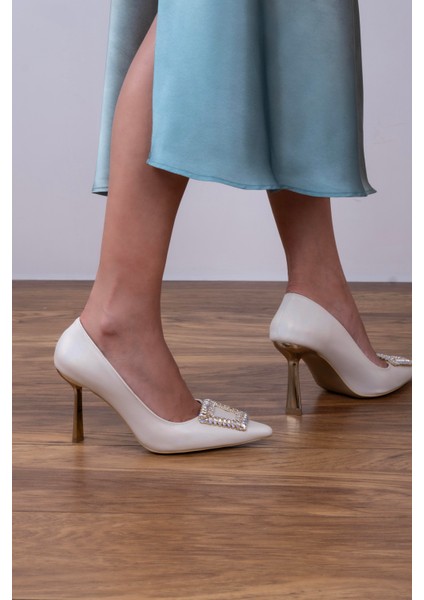 Gold Ökçe ve Taş Toka Detaylı Topuklu Ayakkabı Bej Simli fırsatları