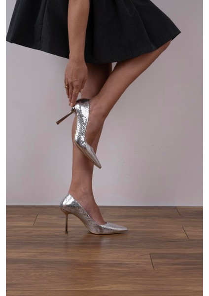 Metal Ökçe Detaylı Stiletto Gümüş Metalik Yılan fiyatları